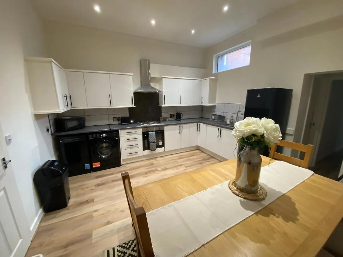 Blackpool Abode - Vance Road Star House Apartment